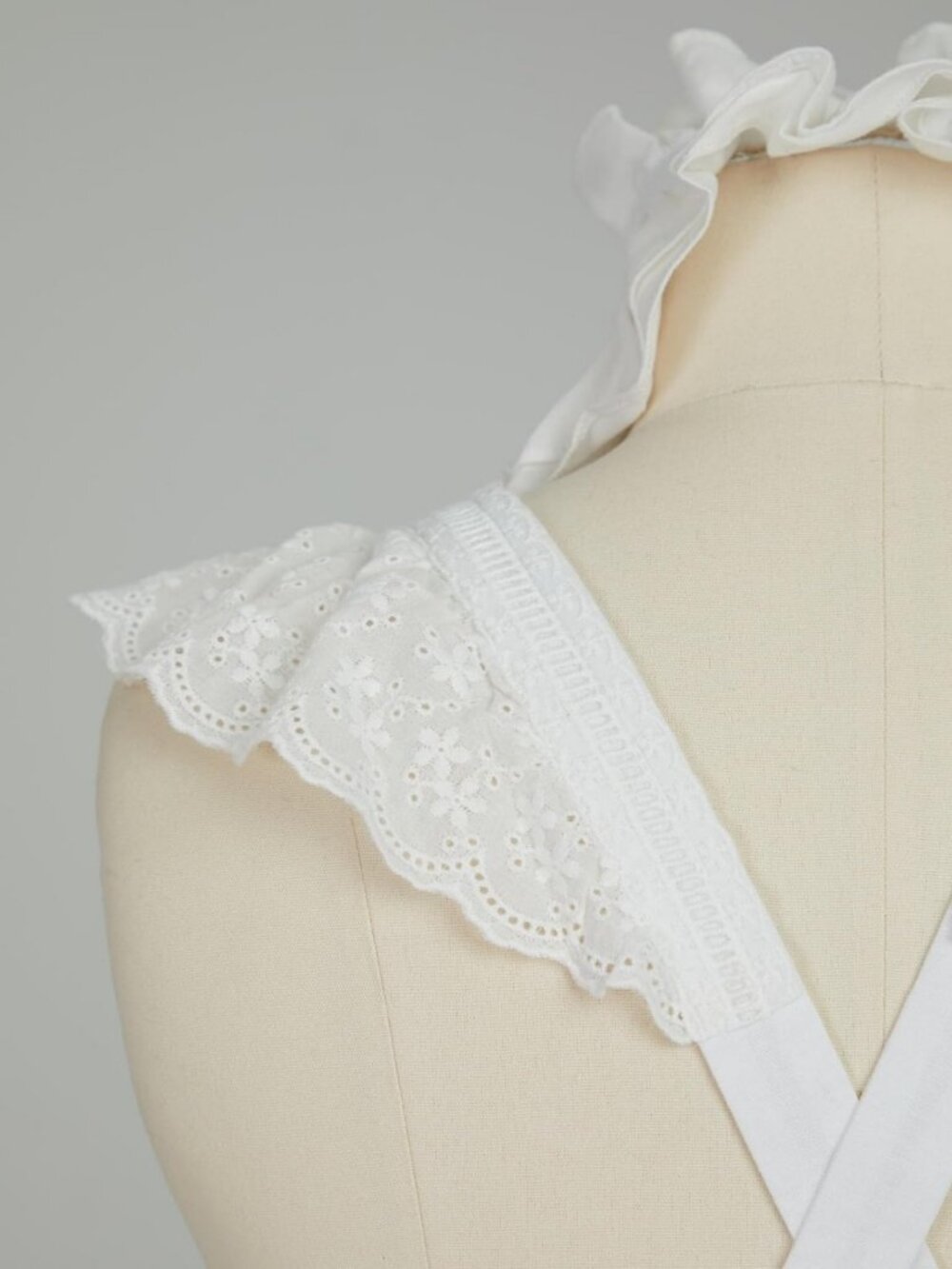 Medieval Renaissance Costume Set with Retro Apron & Ruffled Headpiece Accessory - Picture 6 of 6